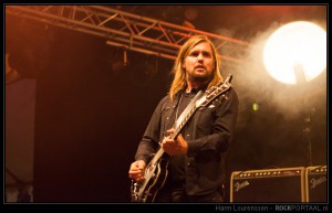 Band-of-Skulls-75